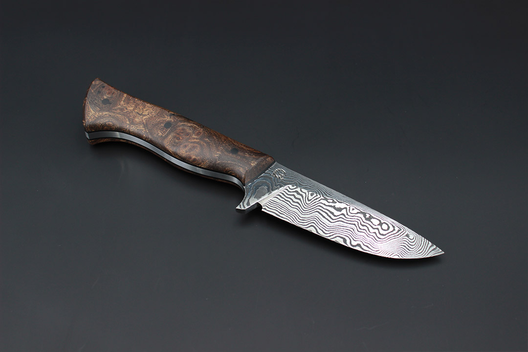 Handgeschmiedetes Jagdmesser aus Damaststahl mit Griff aus stabilisierter Esche