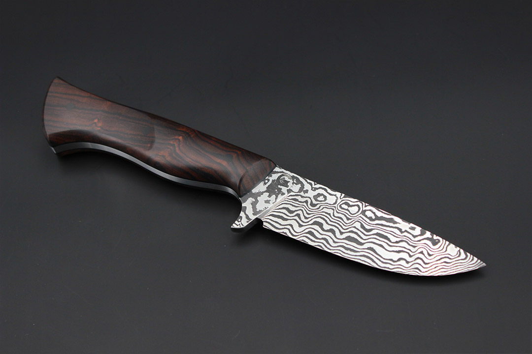 Handgeschmiedetes Jagdmesser aus Damaststahl mit Griff aus Wüsteneisenholz