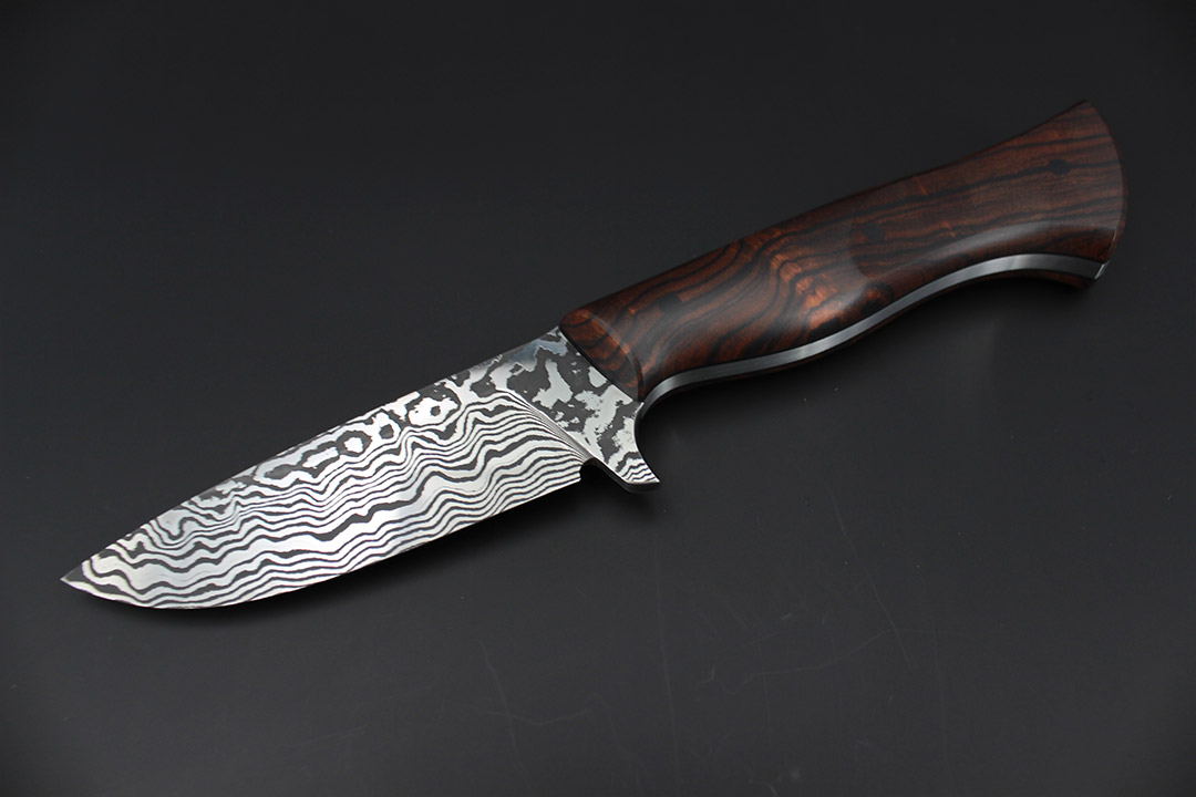 Handgeschmiedetes Jagdmesser aus Damaststahl mit Griff aus Wüsteneisenholz
