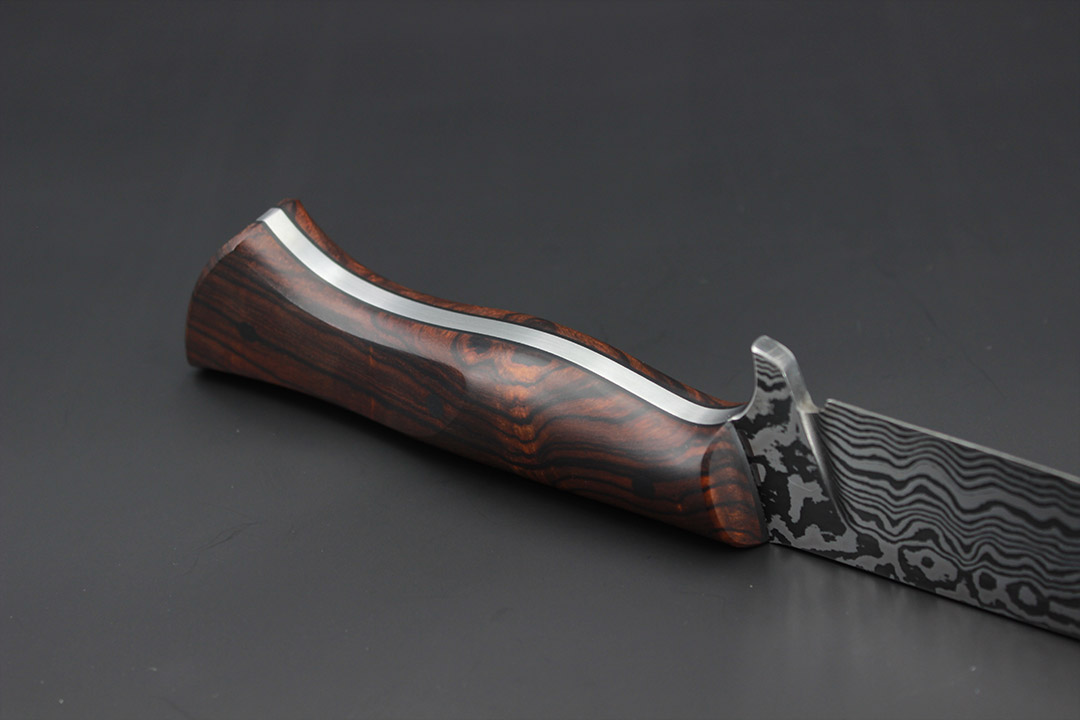 Handgeschmiedetes Jagdmesser aus Damaststahl mit Griff aus Wüsteneisenholz