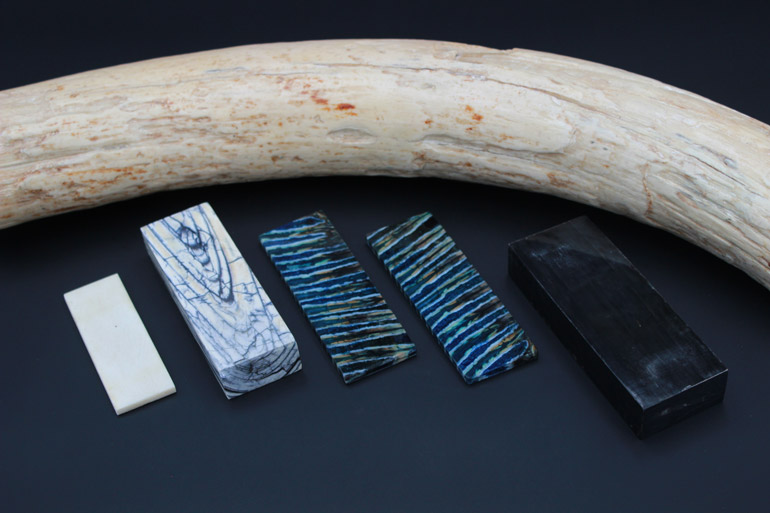 Griffmaterialien aus Mammutbackenzahn, Horn und Knochen