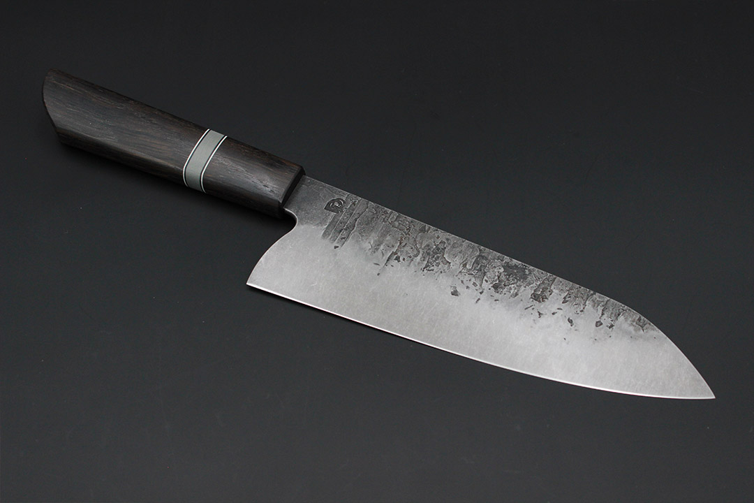 Handgeschmiedetes Küchenmesser aus Monostahl mit einer Klinge aus Stonewash-Finish und Schmiedehaut und einem Griff aus Mooreiche