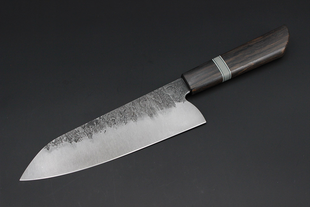 Handgeschmiedetes Küchenmesser aus Monostahl mit einer Klinge aus Stonewash-Finish und Schmiedehaut und einem Griff aus Mooreiche