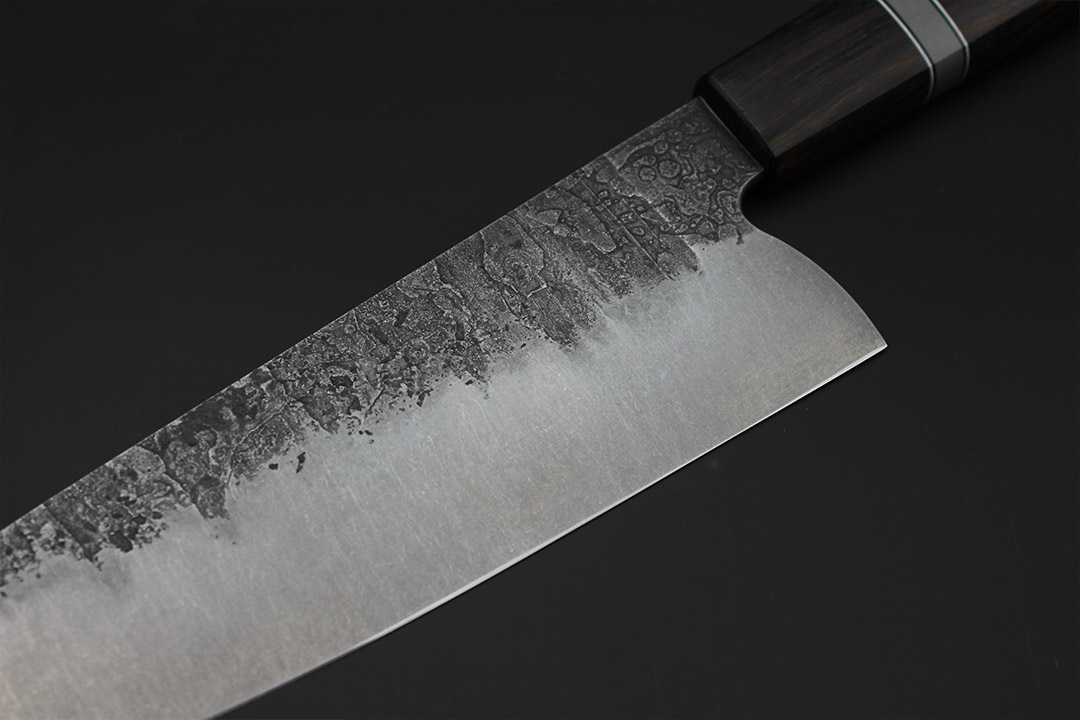 Klinge aus Monostahl mit Stonewash-Finish und Schmiedehaut
