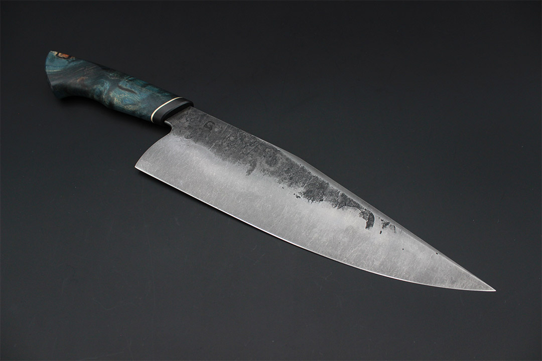 Handgeschmiedetes Küchenmesser aus Monostahl mit Stonewash-Optik und Schmiedehaut