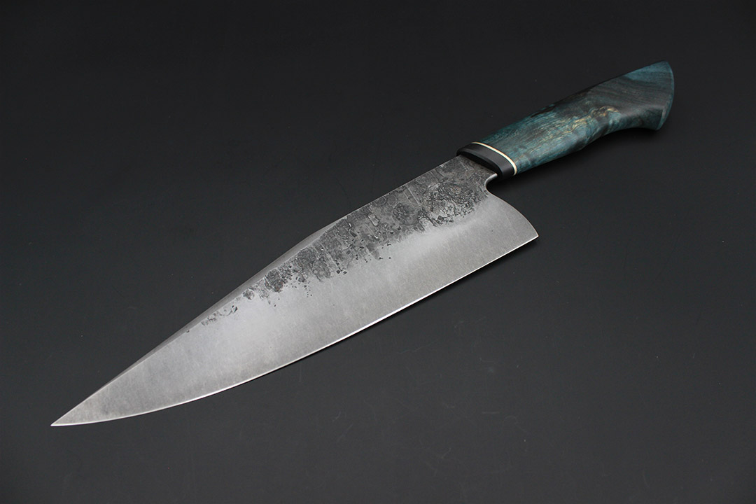 Handgeschmiedetes Küchenmesser aus Monostahl mit Stonewash-Optik und Schmiedehaut