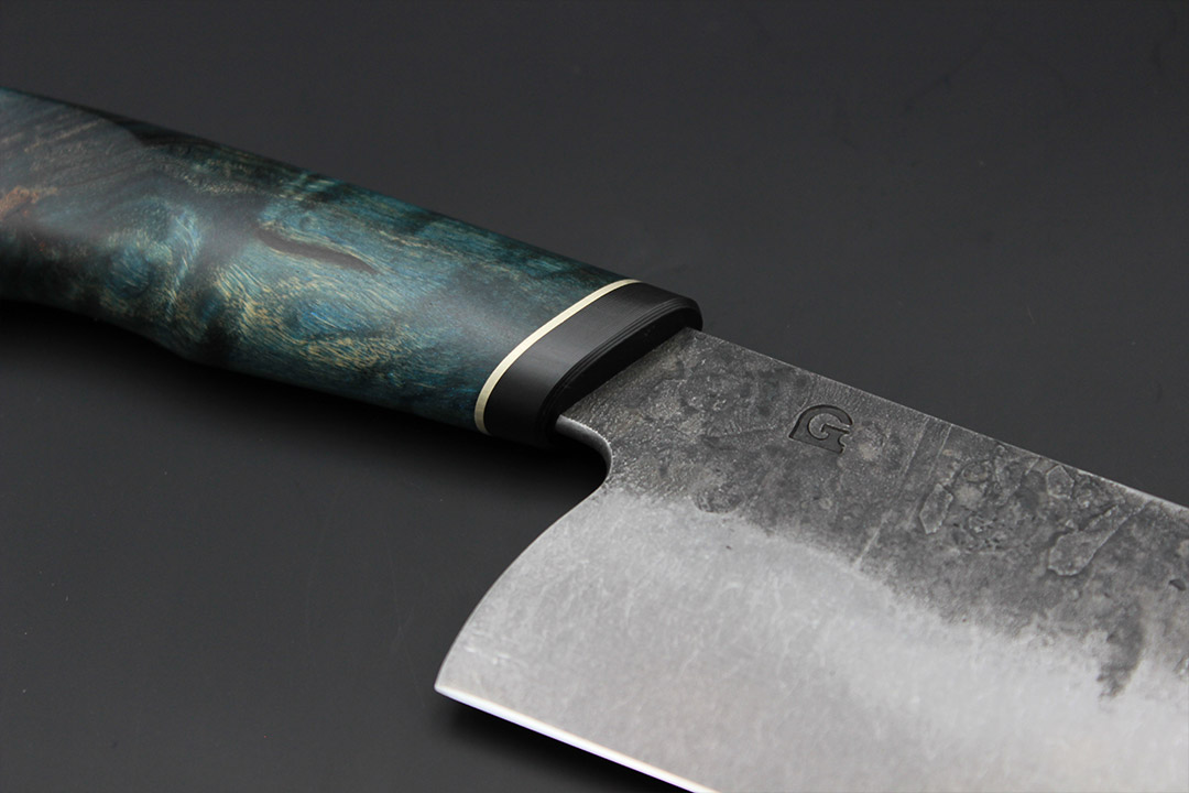 Klinge aus Monostahl mit Stonewash-Optik und Schmiedehaut